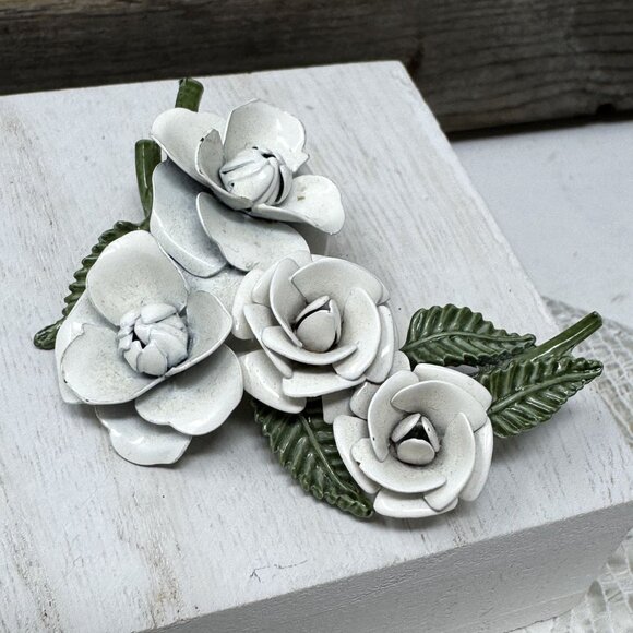 Vintage White & Green Metal Flower Brooch 2.50" - Picture 4 of 7